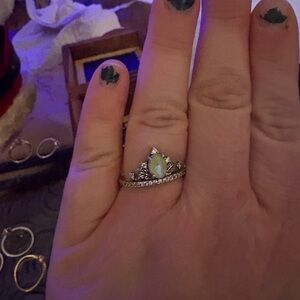 Elegant Silver and Green Gemstone Ring